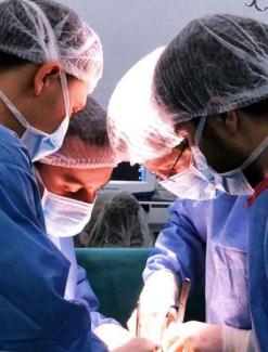 echipa doctori in operatie